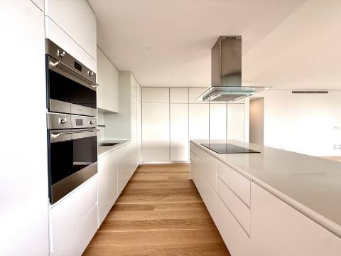 Apartamento T4 com jardim privativo de alto padrão no Estoril
