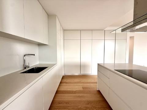 Apartamento T4 com jardim privativo de alto padrão no Estoril