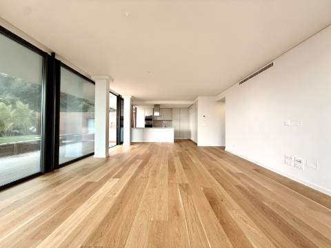 Apartamento T4 com jardim privativo de alto padrão no Estoril