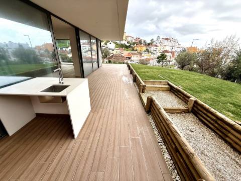 Apartamento T4 com jardim privativo de alto padrão no Estoril