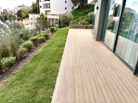 Apartamento T4 com jardim privativo de alto padrão no Estoril