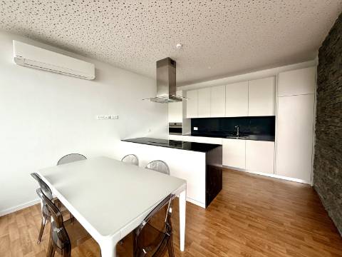 Apartamento T4 com jardim privativo de alto padrão no Estoril