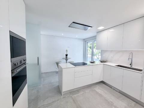 Apartamento T3+1 Centro de Carcavelos