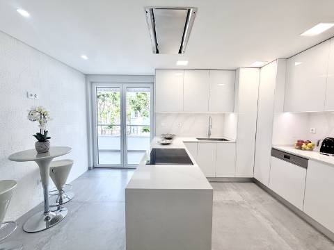 Apartamento T3+1 Centro de Carcavelos