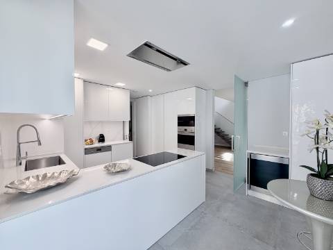 Apartamento T3+1 Centro de Carcavelos