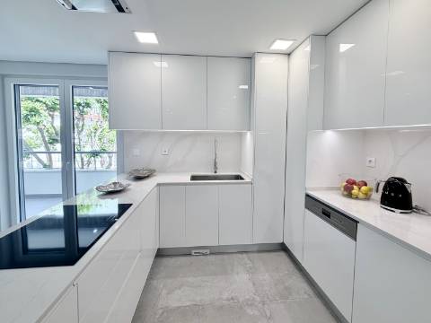 Apartamento T3+1 Centro de Carcavelos