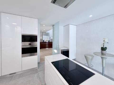 Apartamento T3+1 Centro de Carcavelos