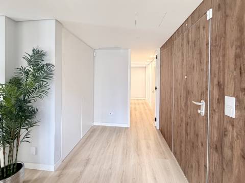Apartamento T3+1 Centro de Carcavelos