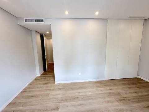 Apartamento T3+1 Centro de Carcavelos