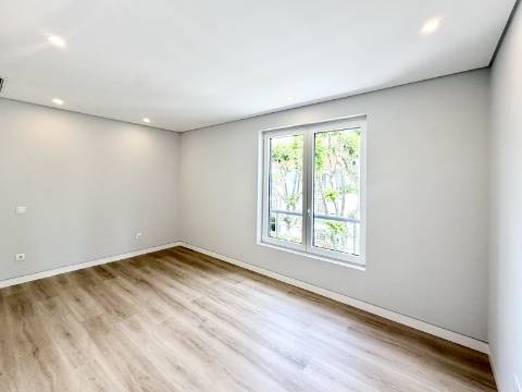 Apartamento T3+1 Centro de Carcavelos