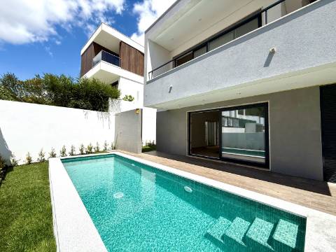 Moradia T4+1 nova com piscina e jardim no Estoril