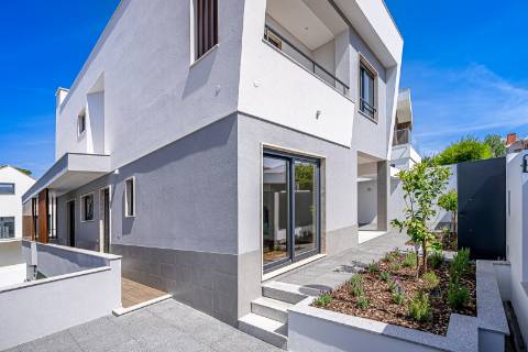 Moradia T4+1 nova com piscina e jardim no Estoril