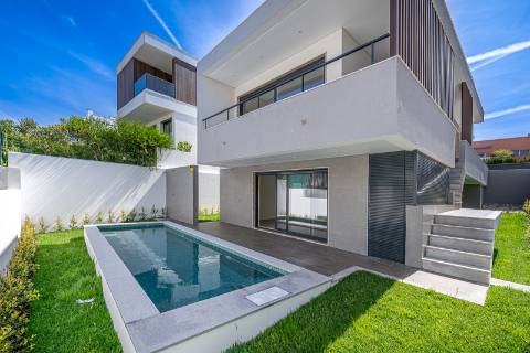 Moradia T4+1 nova com piscina e jardim no Estoril
