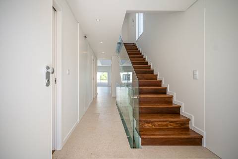 Moradia T4+1 nova com piscina e jardim no Estoril