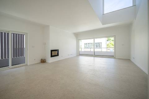 Moradia T4+1 nova com piscina e jardim no Estoril