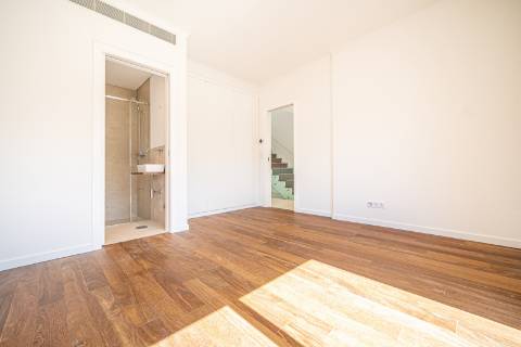 Moradia T4+1 nova com piscina e jardim no Estoril