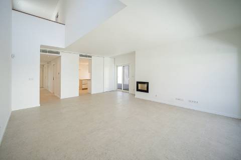 Moradia T4+1 nova com piscina e jardim no Estoril