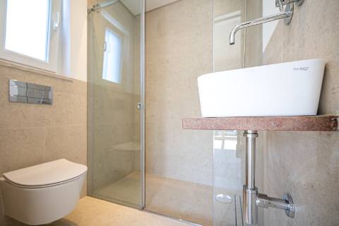 Moradia T4+1 nova com piscina e jardim no Estoril