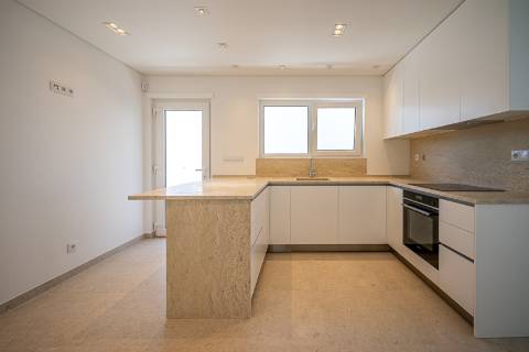 Moradia T4+1 nova com piscina e jardim no Estoril