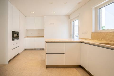 Moradia T4+1 nova com piscina e jardim no Estoril