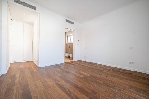 Moradia T4+1 nova com piscina e jardim no Estoril