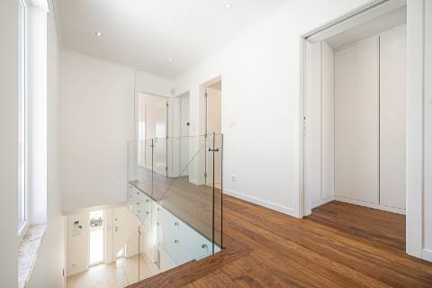 Moradia T4+1 nova com piscina e jardim no Estoril