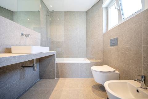 Moradia T4+1 nova com piscina e jardim no Estoril