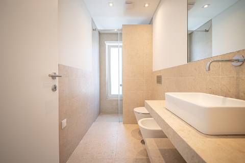 Moradia T4+1 nova com piscina e jardim no Estoril