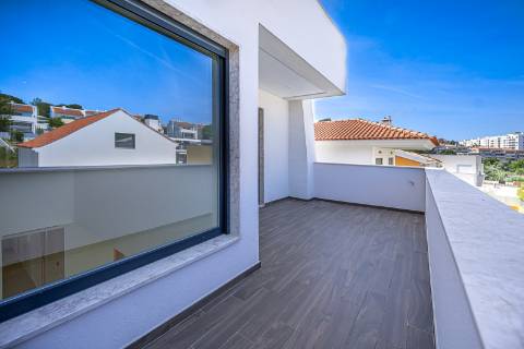Moradia T4+1 nova com piscina e jardim no Estoril