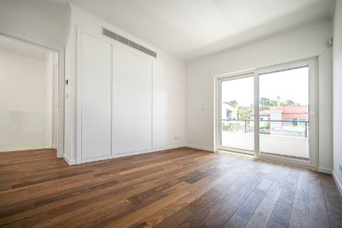Moradia T4+1 nova com piscina e jardim no Estoril