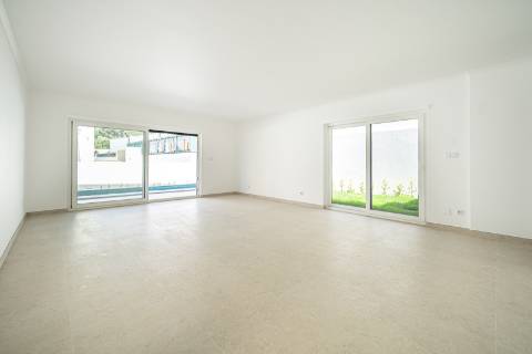 Moradia T4+1 nova com piscina e jardim no Estoril