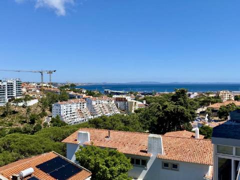 Penthouse T2 totalmente remodelada com vista mar e serra de Sintra, em Cascais