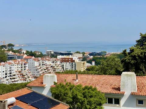 Penthouse T2 totalmente remodelada com vista mar e serra de Sintra, em Cascais