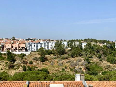 Penthouse T2 totalmente remodelada com vista mar e serra de Sintra, em Cascais