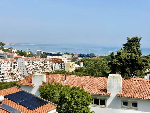 Penthouse T2 totalmente remodelada com vista mar e serra de Sintra, em Cascais