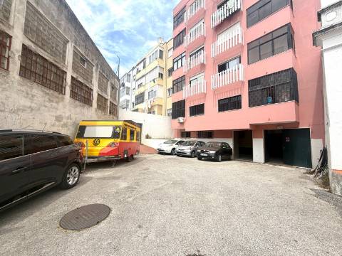 Espaço com 200m2 na Amadora