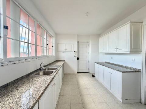 Apartamento T3 com vista mar no Monte Estoril