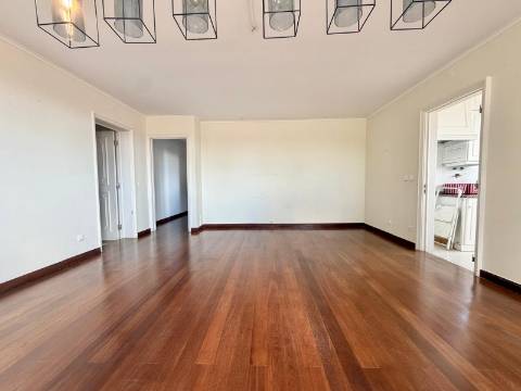 Apartamento T3 com vista mar no Monte Estoril