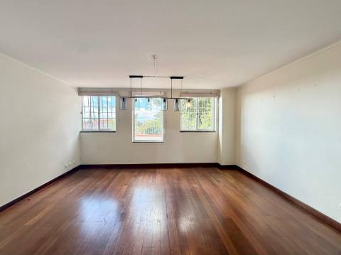 Apartamento T3 com vista mar no Monte Estoril