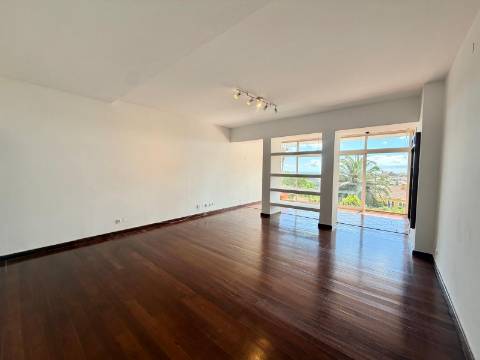 Apartamento T3 com vista mar no Monte Estoril