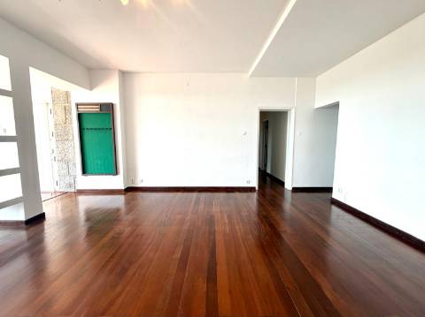 Apartamento T3 com vista mar no Monte Estoril