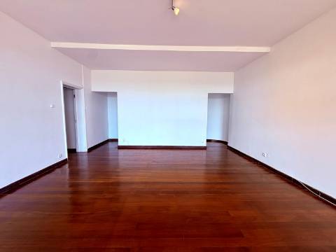 Apartamento T3 com vista mar no Monte Estoril