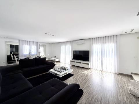 Moradia T4 com piscina e jardim privativo no Montijo