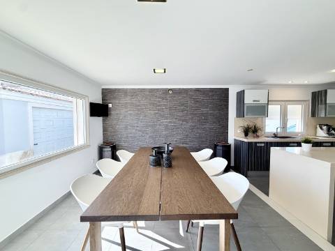 Moradia T4 com piscina e jardim privativo no Montijo