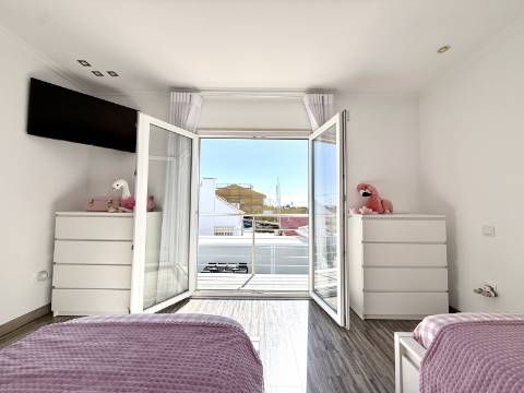 Moradia T4 com piscina e jardim privativo no Montijo