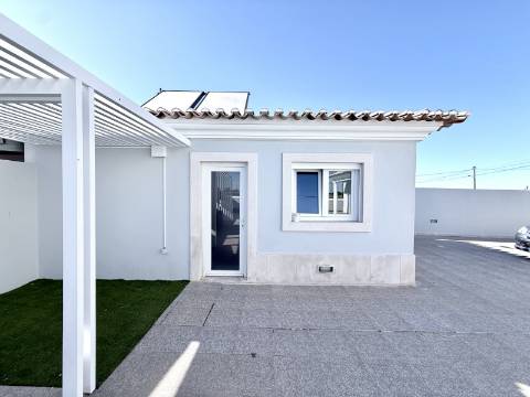 Moradia T4 com piscina e jardim privativo no Montijo
