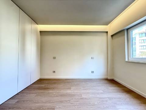 Apartamento T2 remodelado no Monte Estoril