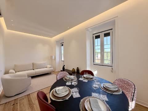 Apartamento T4 remodelado e mobilado no Centro Histórico de Cascais