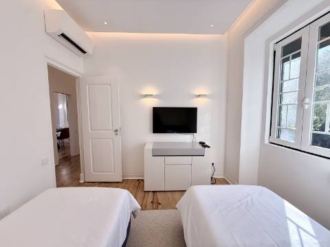 Apartamento T4 remodelado e mobilado no Centro Histórico de Cascais