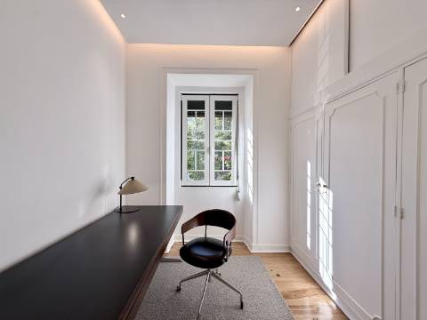 Apartamento T4 remodelado e mobilado no Centro Histórico de Cascais